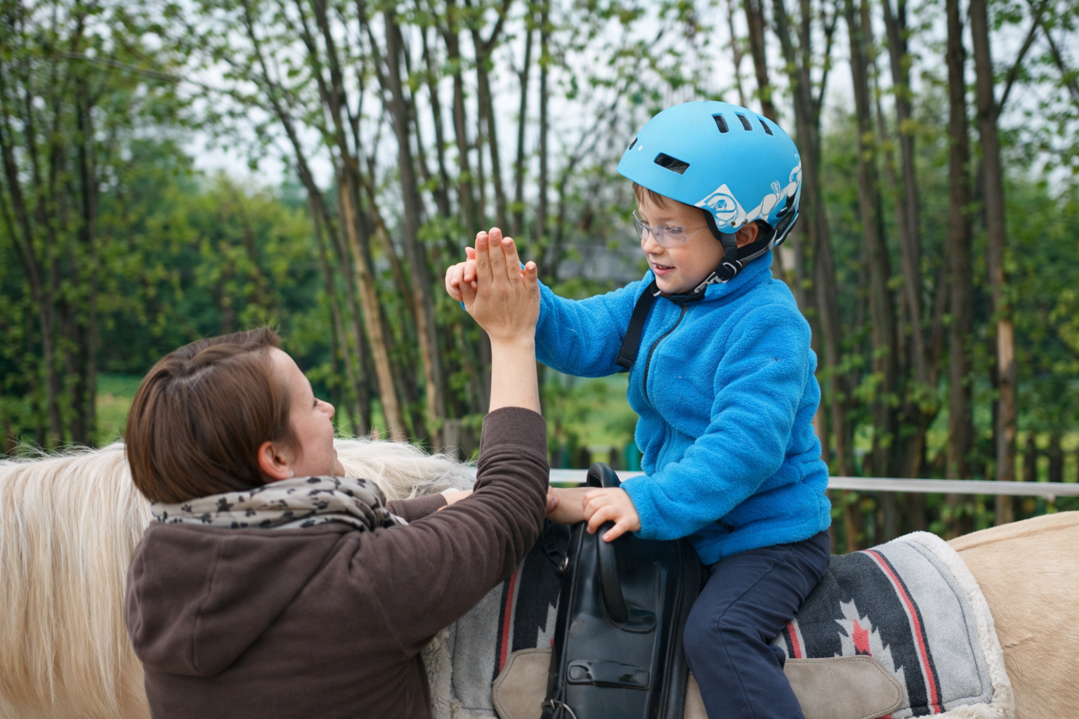 Kind bei der Reittherapie