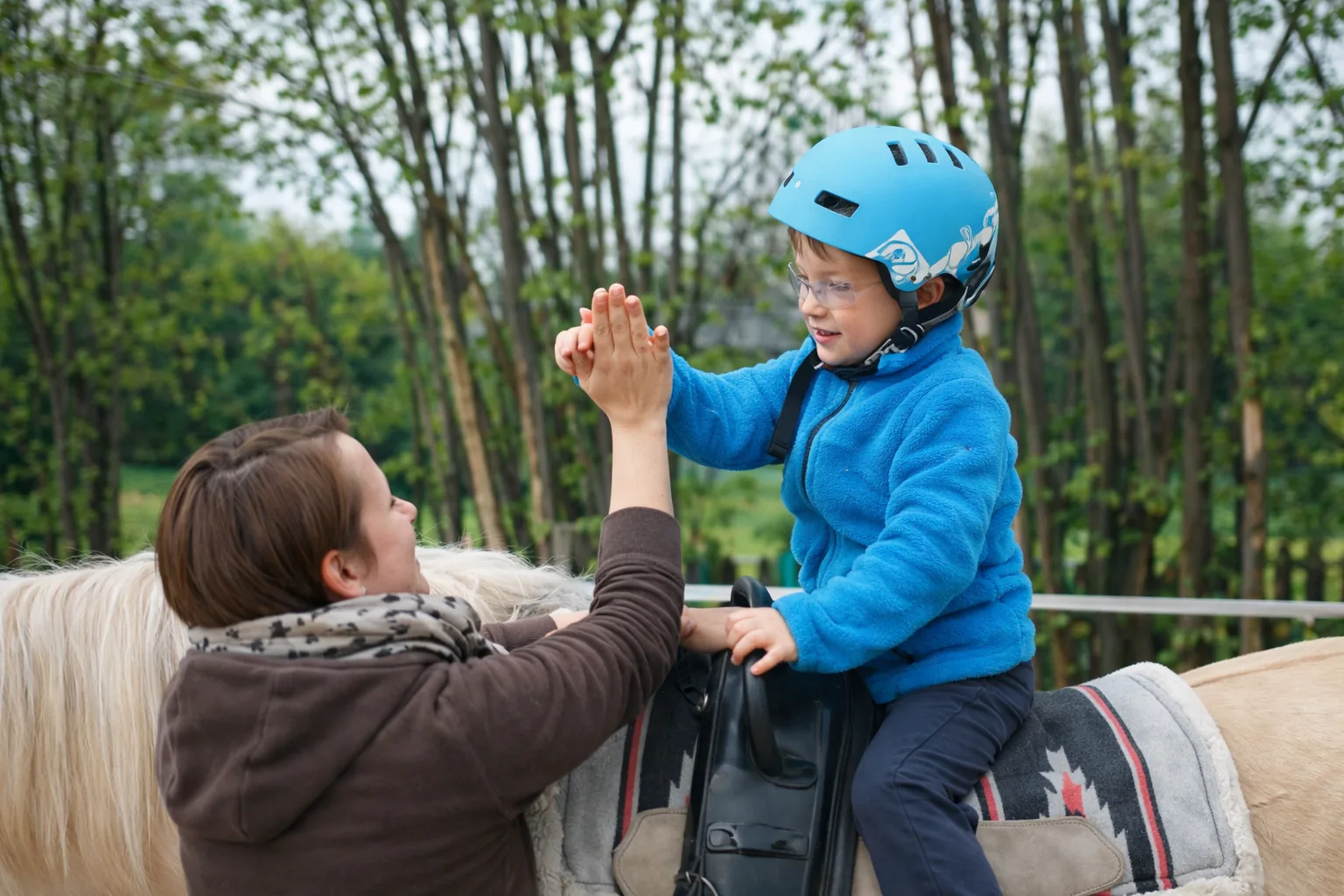 Kind bei der Reittherapie