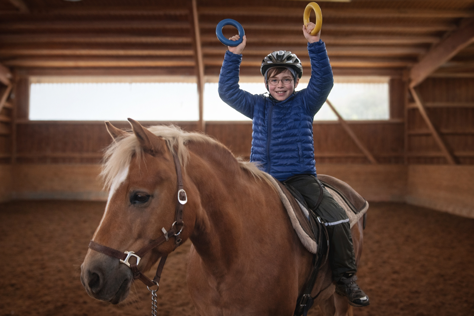 Kind bei der Reittherapie mit Ringen